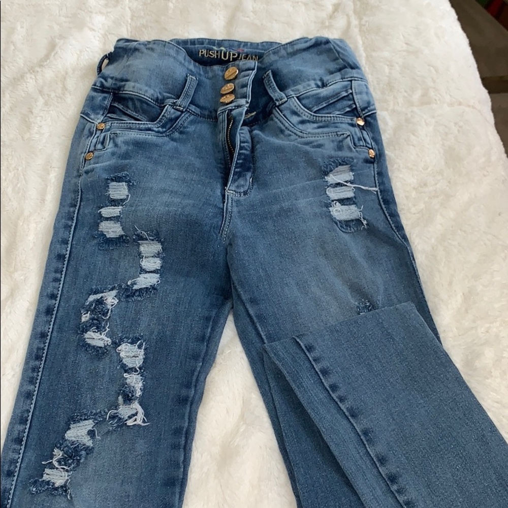 Distressed push up jean